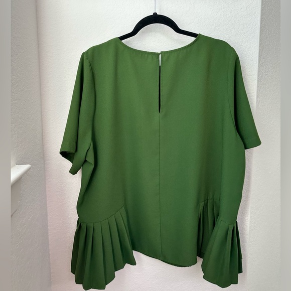 Lovely green top! So flattering and takes you from the office to a dinner date! - Picture 5 of 5